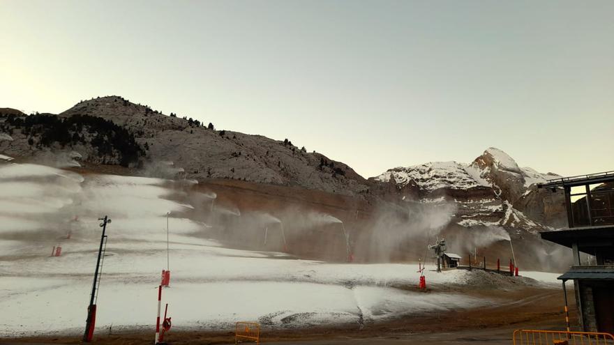 El Pirineo acusa la falta de nieve y empieza a recibir cancelaciones