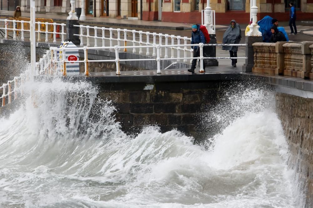 Oleaje en Gijón.