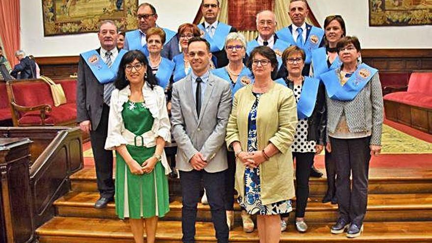 Los graduados junto a su coordinador, en el acto en Salamanca.