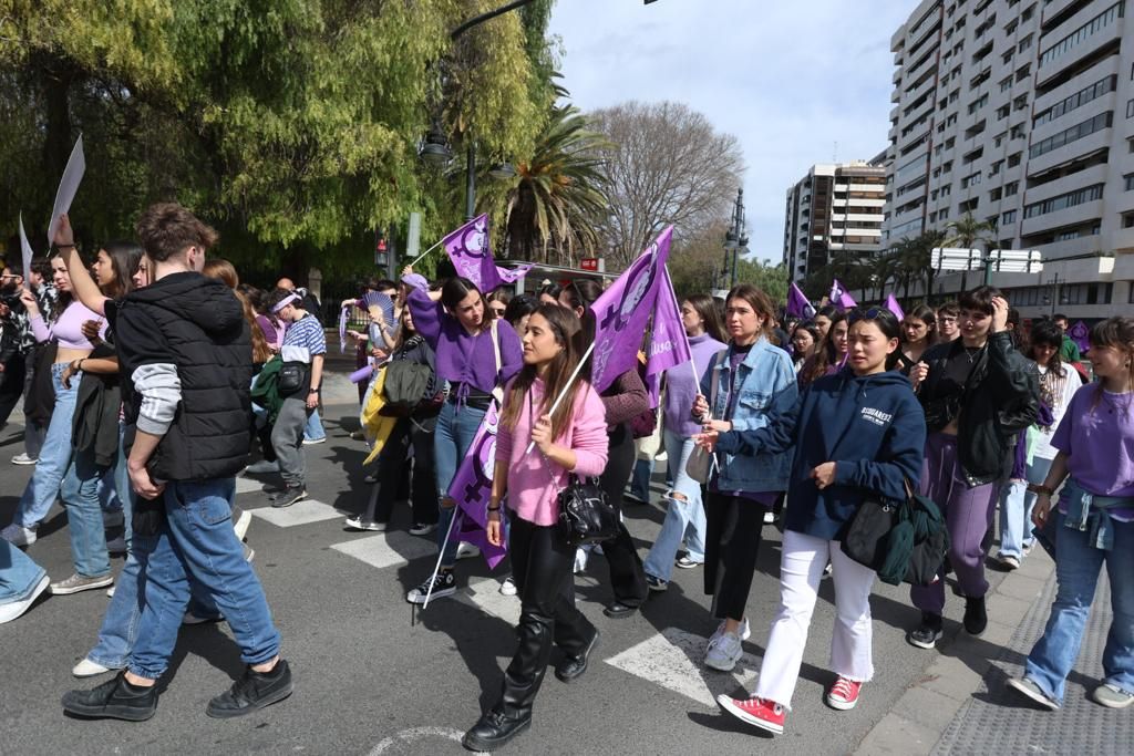 Las estudiantes toman las calles de València en el 8M