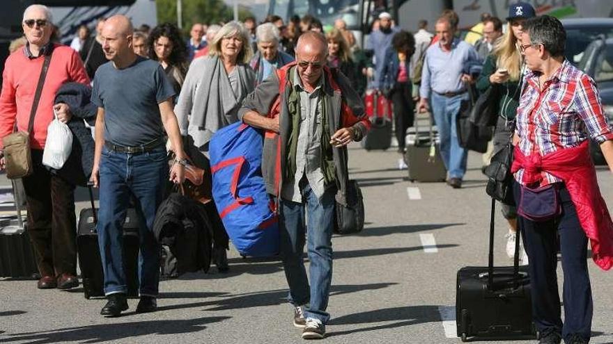 Viajeros afectados en la estación del Camp de Tarragona. // Efe