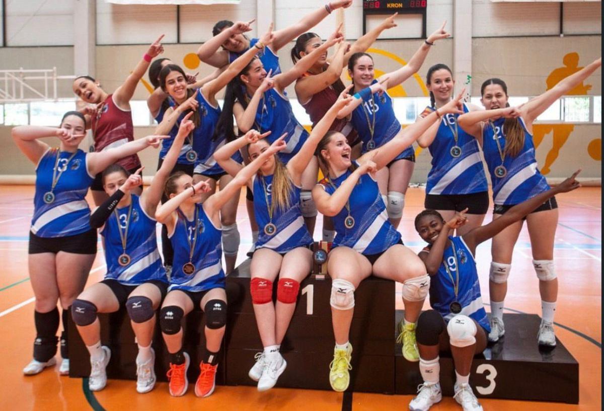 CV Altamira Mistral tras conseguir la clasificación al Campeonato de España