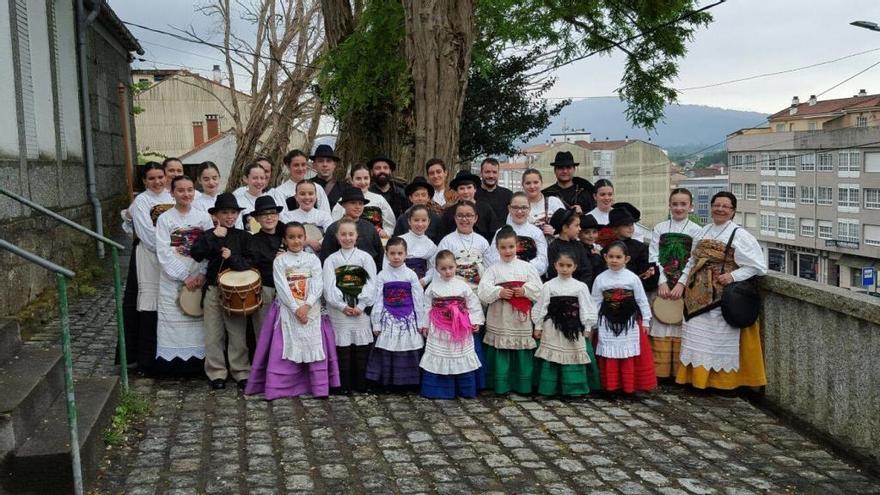 Miembros de la asociación cultural Xarandeira.