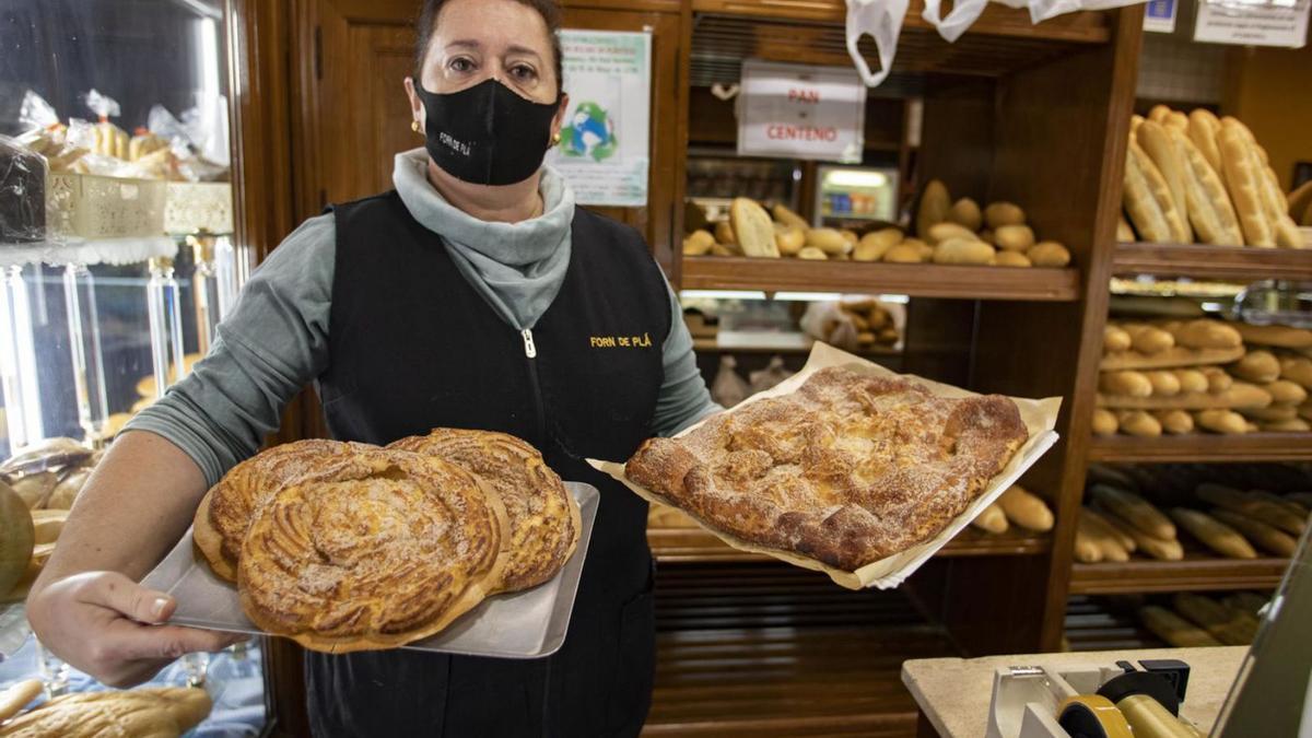 Detalle del dulce típico de Xàtiva, recién sacado del horno. | PERALES IBORRA