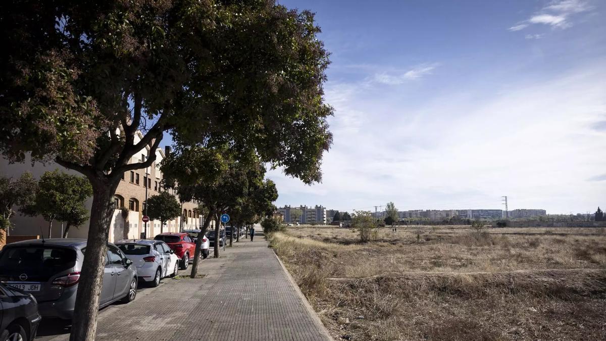 Suelos en el barrio zaragozano de Miralbueno donde está previsto levantar 1.514 pisos en los próximos años y las obras comenzarán en 2027.