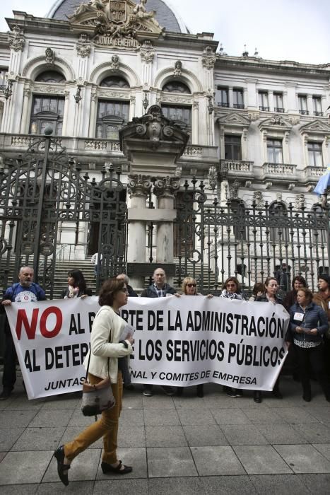 Protesta de funcionarios durante la celebración del pleno de la Junta General del Principado