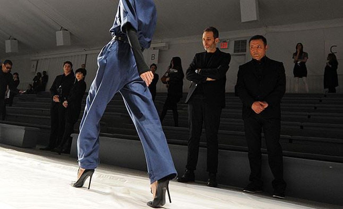 El dissenyador Elie Tahari supervisa una de les seves models en el transcurs d’un assaig. Presentarà la seva nova col·lecció de tardor durant la Fashion Week de Nova York.