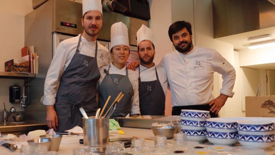 El equipo de cocina del Silabario, capitaneado por el chef Alberto González