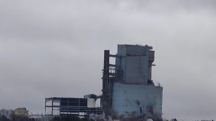 Naturgy procede a la voladura de la caldera de la antigua central térmica de Meirama