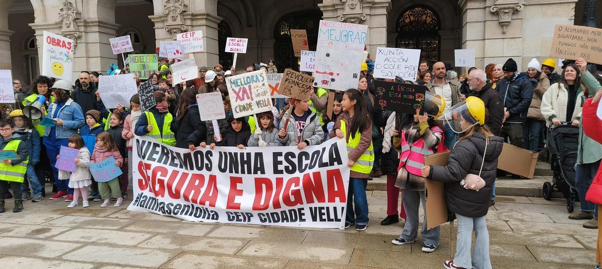 Marcha de 'Familias en Loita' desde el colegio Cidade Vella hasta María Pita