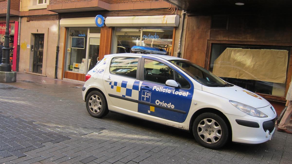 Un coche de la policía local de Oviedo