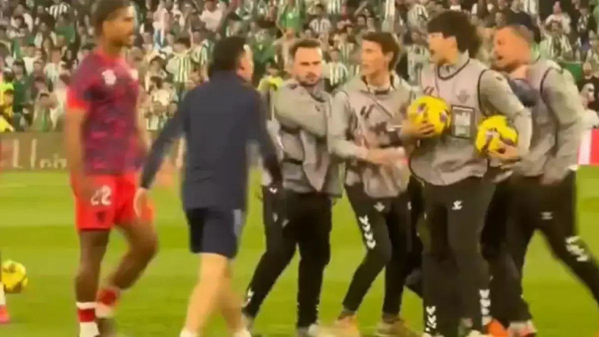 Las indignantes im芍genes antes del Betis-Sevilla: un utillero contra un recogepelotas