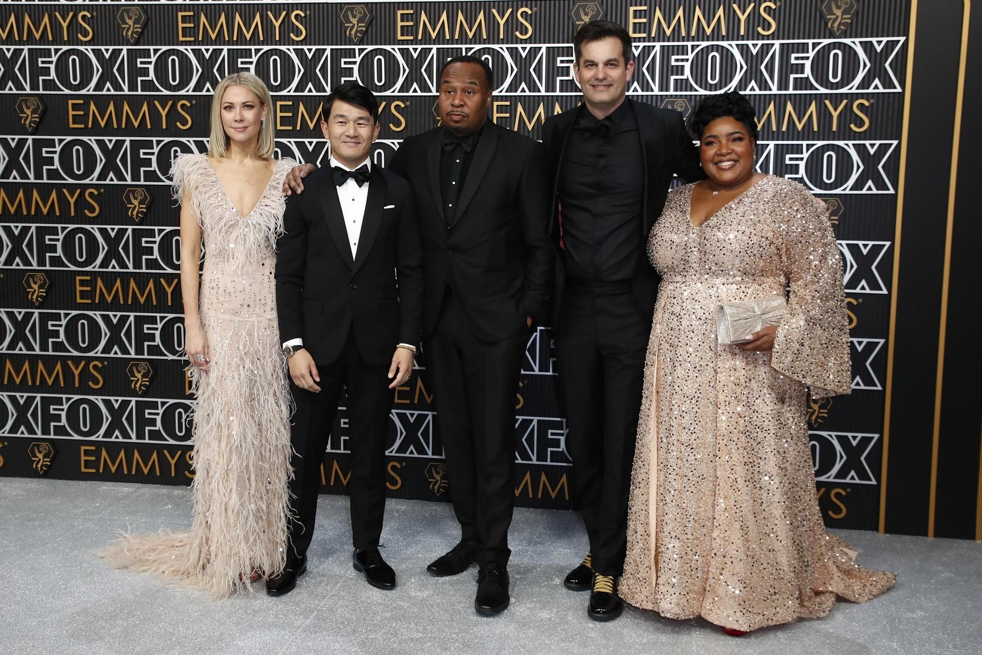 Desi Lydic (i) Ronny Chieng (2i) Roy Wood Jr. (c) Michael Kosta (2d) y Dulce Sloan (d).