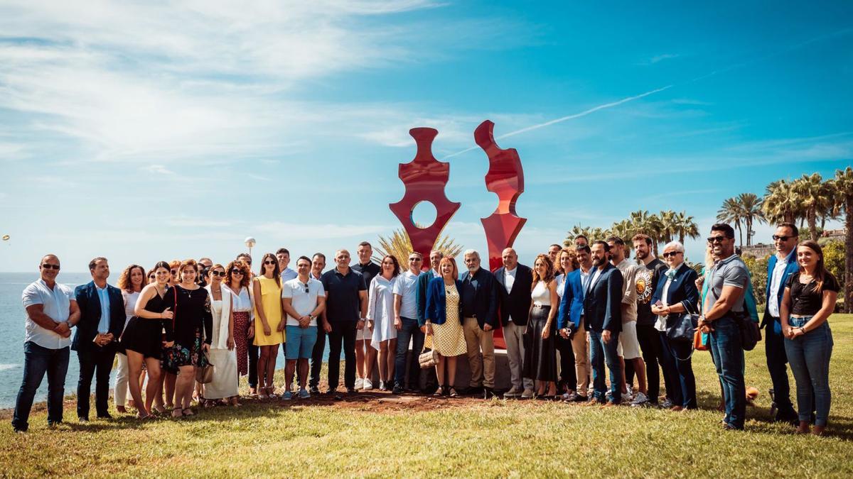 Inauguración de la escultura Amor, de Alejandro Tosco, celebrada el pasado fin de semana con la presencia del alcalde adejero, José Miguel Rodríguez Fraga.