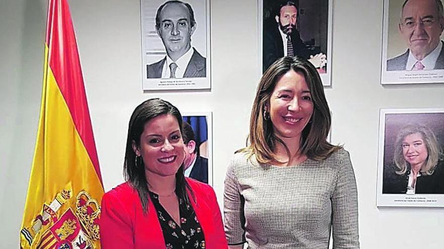 Yaiza Castilla con Xiana Margarida Méndez antes de la reunión, ayer.