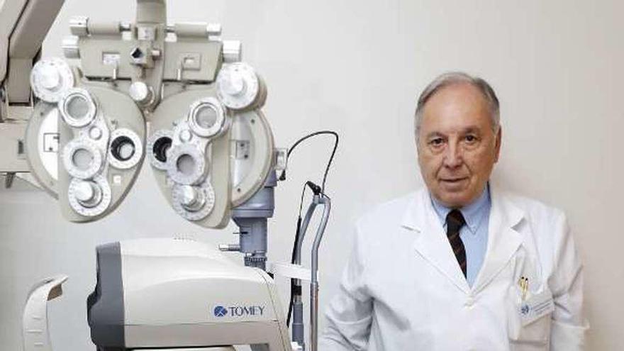 El óptico-optometrista Enrique Valcárcel. // José Lores