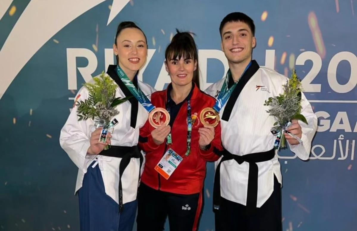 Bárbara Di Martino y Manu Pérez,del Hebe en los Combat Games de Riad (Arabia), junto a su entrenadora, Noelia Pérez.