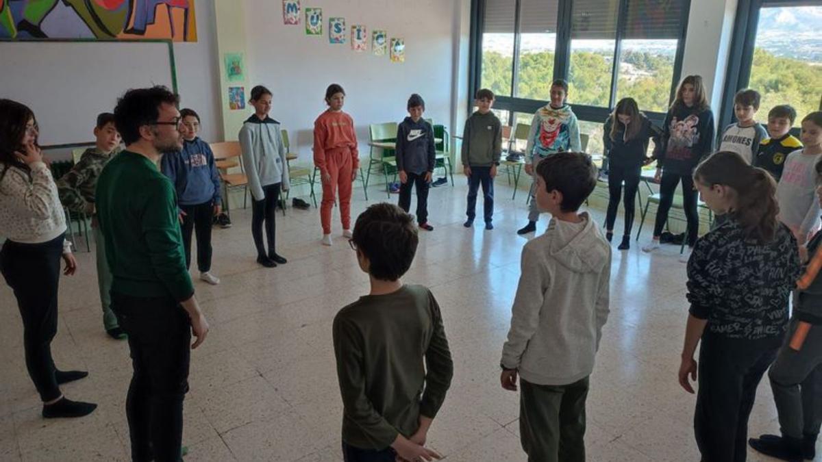 El «verd fluo» impregna  el CEIP Azorín Monòver