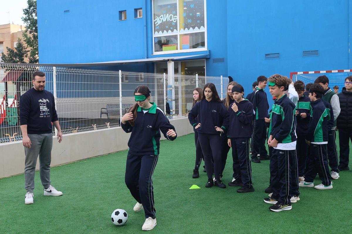Alumnado jugando a fútbol con discapacidad visual durante las jornadas paralímpicas en el colegio Mestral 2026