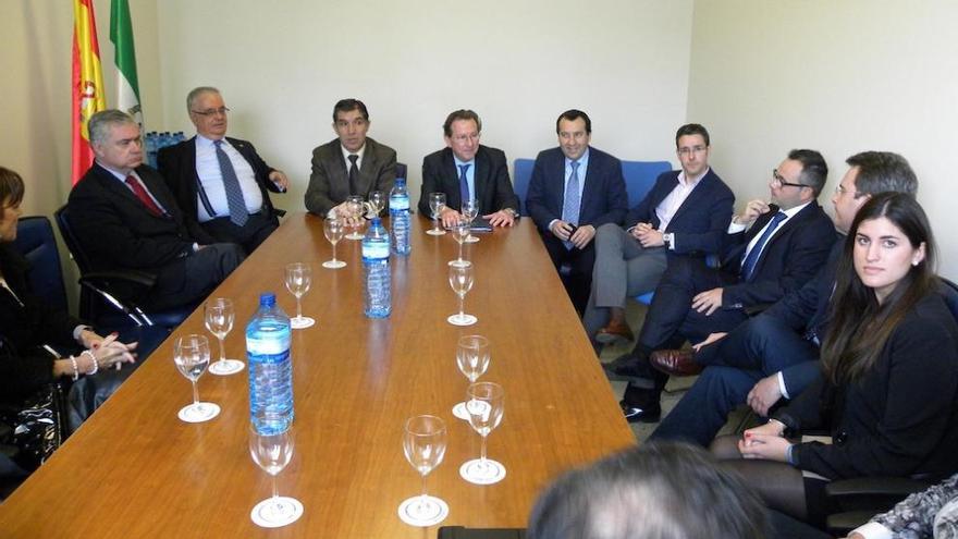 El consejero, durante su visita hoy a la sede judicial de Vélez.