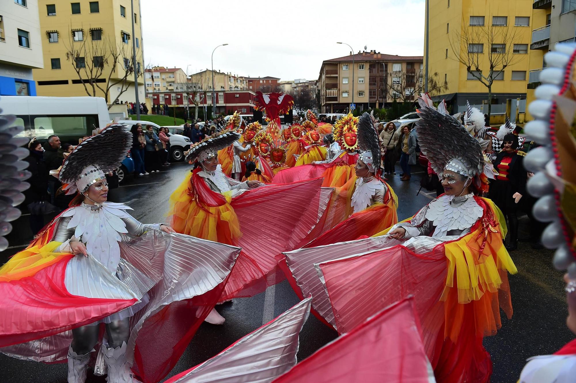 GALERÍA | El desfile de Carnaval de Plasencia desafía a la lluvia