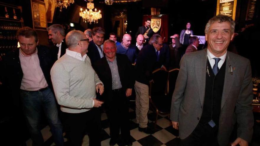 Ángel María Villar, en primer término, poco antes del inicio de la cena de amigos de Toni Fidalgo.