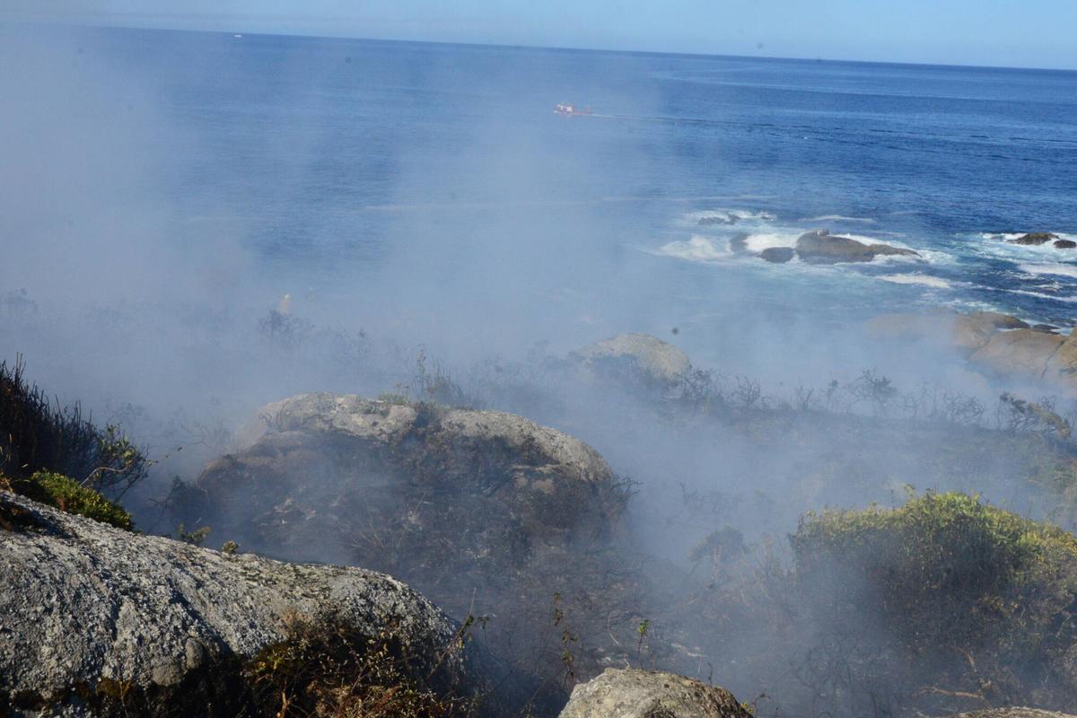 El primer incendio forestal del verano en O Morrazo quemó 3.500 metros cuadrados de monte raso en Cabo Udra, dentro de los terrenos de la Comunidade de Montes en Man Común de Beluso (Bueu). El primer incendio forestal del verano en O Morrazo quemó 3.500 metros cuadrados de monte raso en Cabo Udra, dentro de los terrenos de la Comunidade de Montes en Man Común de Beluso (Bueu).