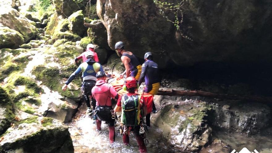 VÍDEO: Herido un hombre de 53 años que cayó al río cuando hacía barranquismo en Cabrales