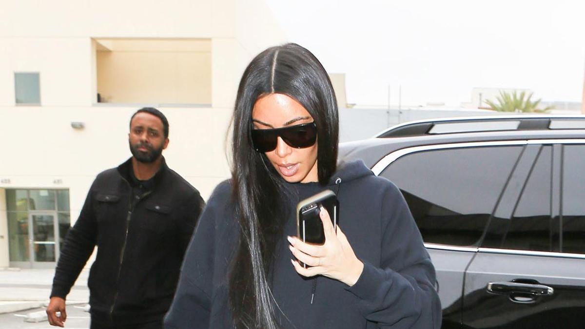 Kim Kardashian rescata la moda de los pantalones de chándal con mensaje