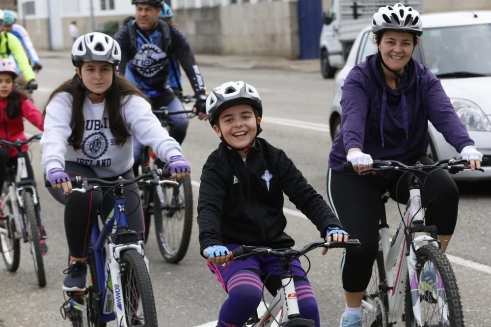 Decenas de ciclistas de todas las edades convergen en la ruta ''Bicis na primavera'' para disfrutar de un recorrido de varios kilómetros por Vigo.