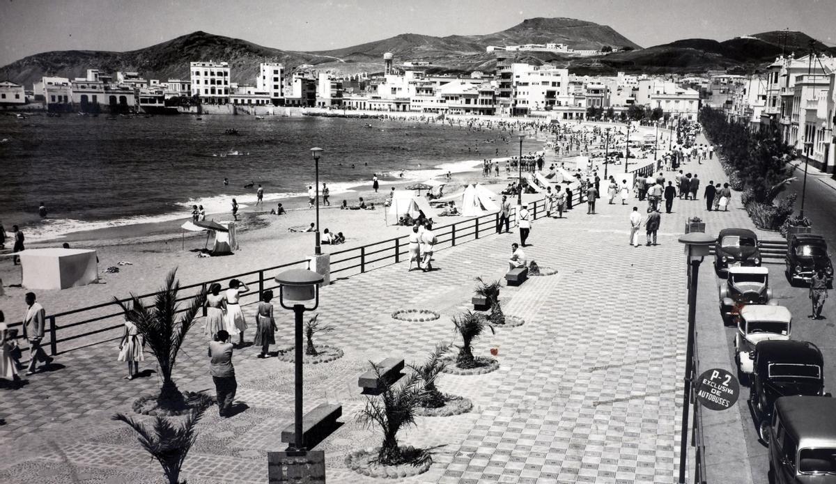 El paseo de Las Canteras en una fotografía de 1953.
