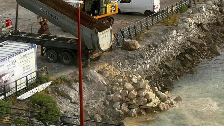 La descarga de rocas de granito sobre la bahía de Baiona para completar el puerto deportivo ha comenzado.