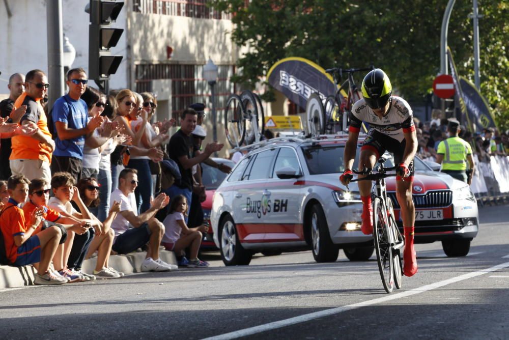 El ciclista de Movistar está acompañado en el podio por sus compañeros de equipo Jonathan Castroviejo y Alejandro Valverde