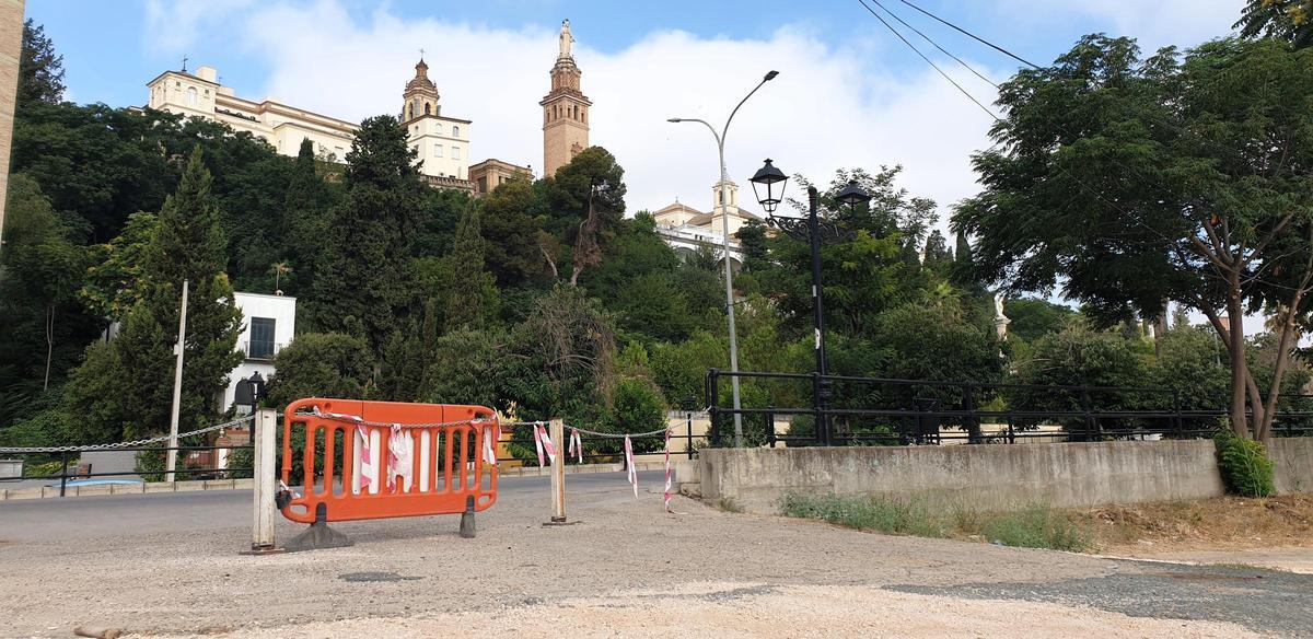 Cierre del terreno que servía como bolsa de aparcamiento en la estación de San Juan Bajo