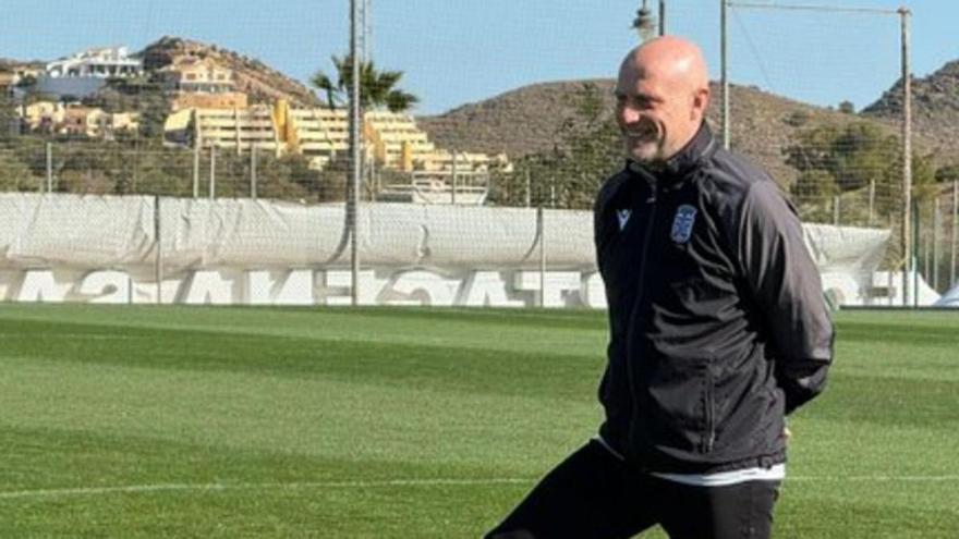 Julián Calero dirige un entrenamiento del FC Cartagena.