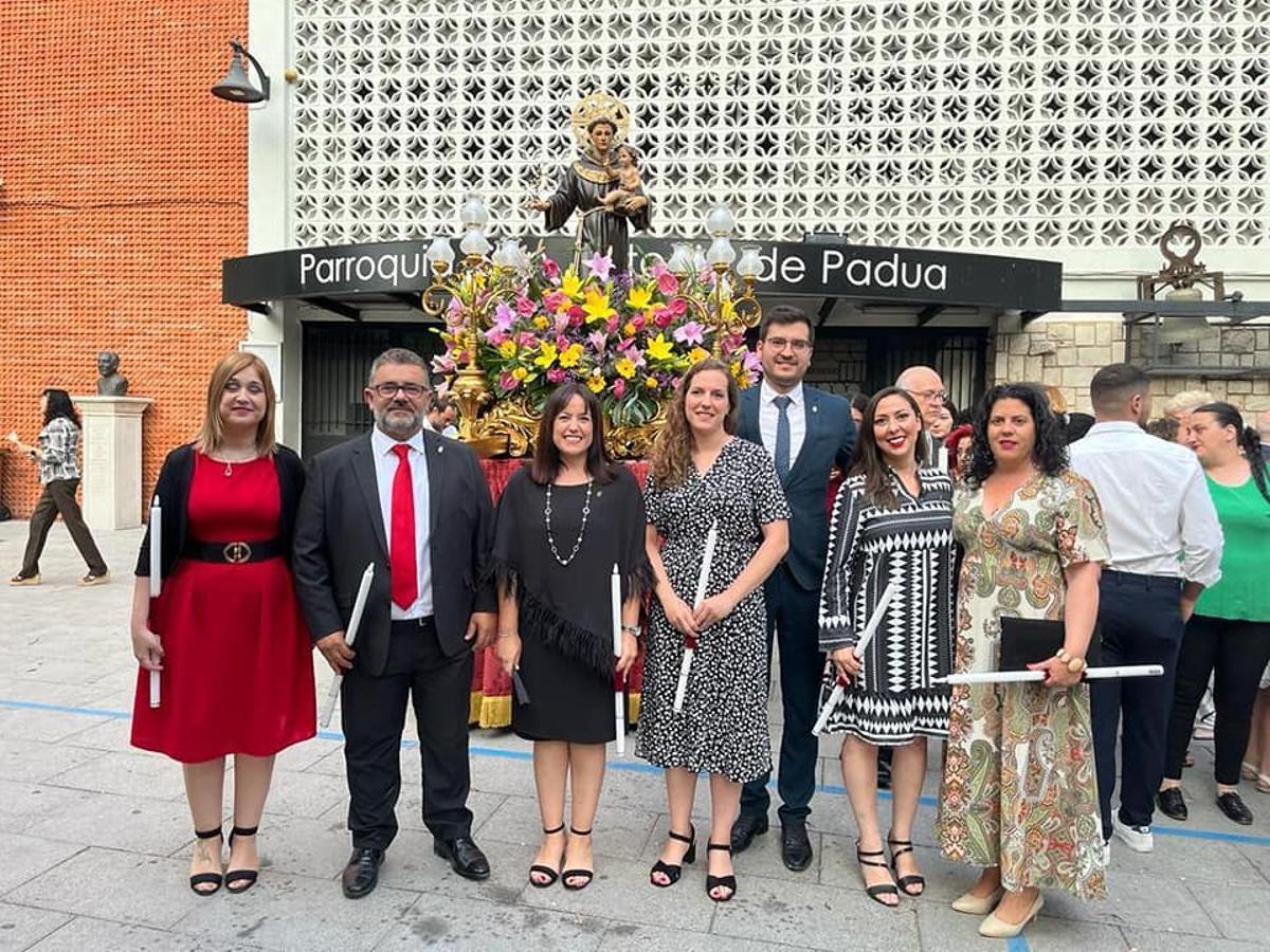 Lorena Silvent con sus concejales en la misa de Sant Antoniedel Raval.