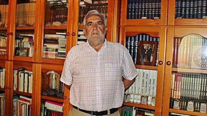 El escritor y ganador del Premio Villa del Libro de Urueña, Ignacio Morán, junto a su biblioteca personal.