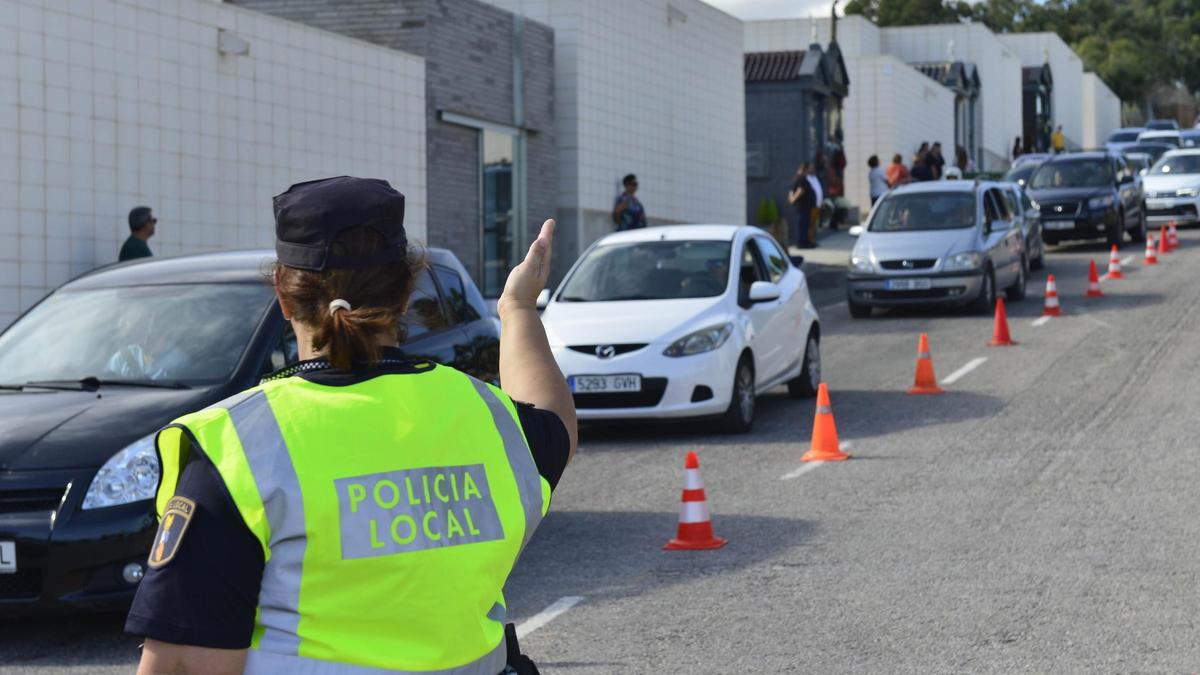 La Policía Local controla el acceso al Cementerio Nuevo de Elche, en una imagen de archivo. 