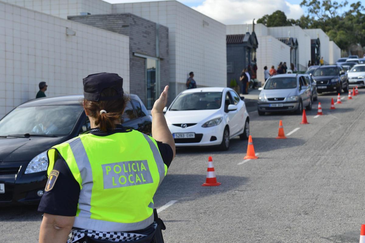 La Policía Local controla el acceso al Cementerio Nuevo de Elche, en una imagen de archivo.