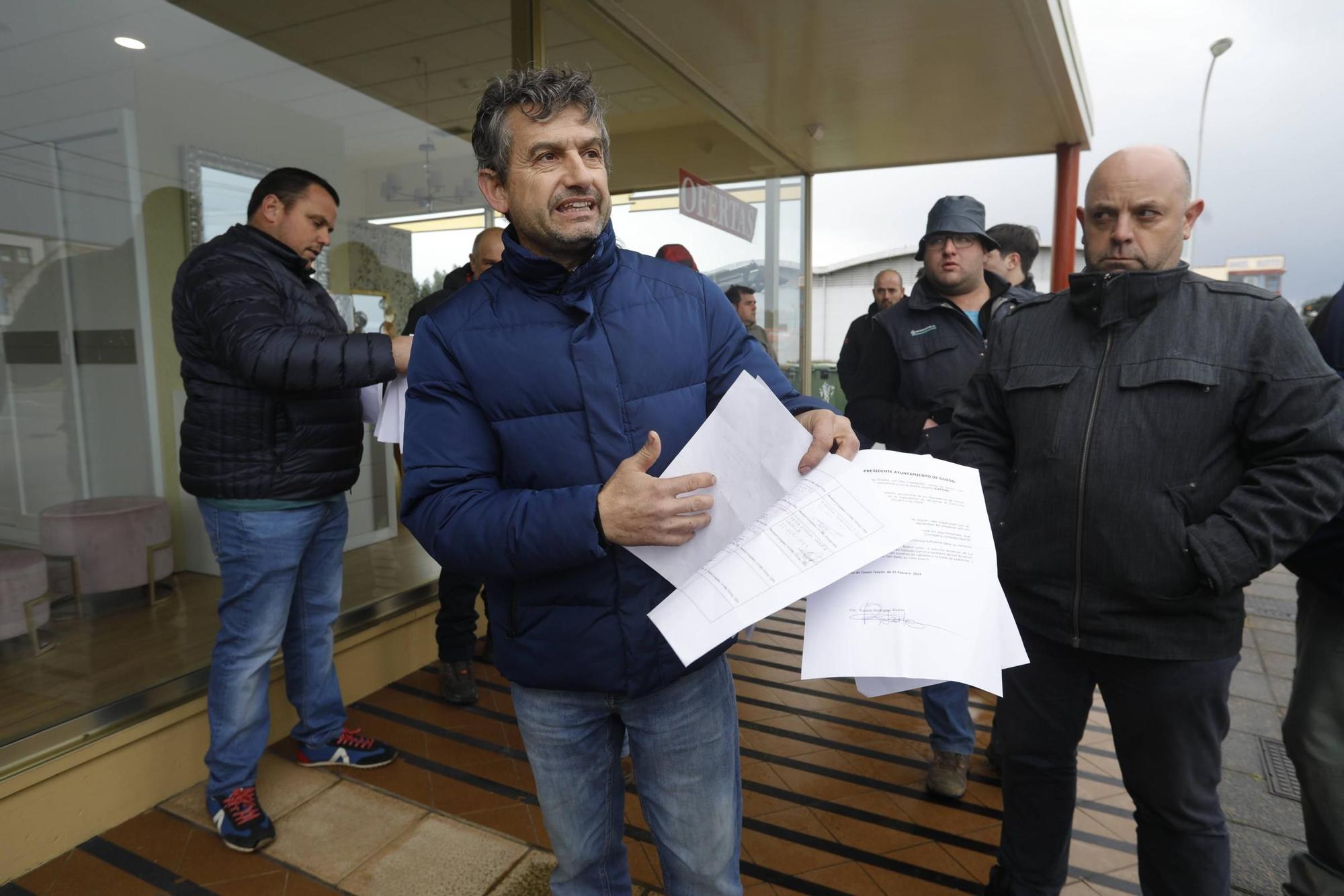 EN IMÁGENES: Los ganaderos toman con sus tractores la villa de Luanco