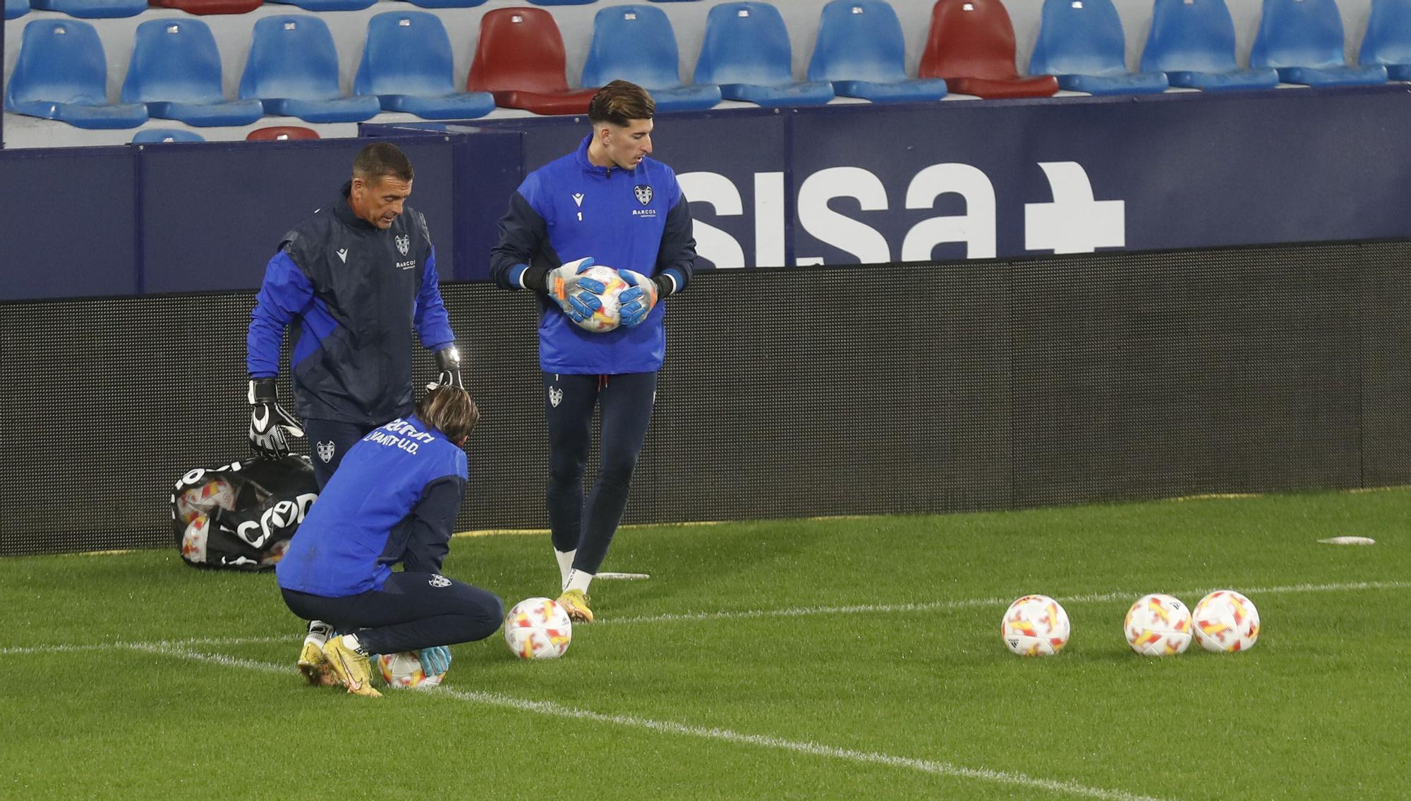 El Levante UD entrena en el Ciutat antes de viajar a Olot