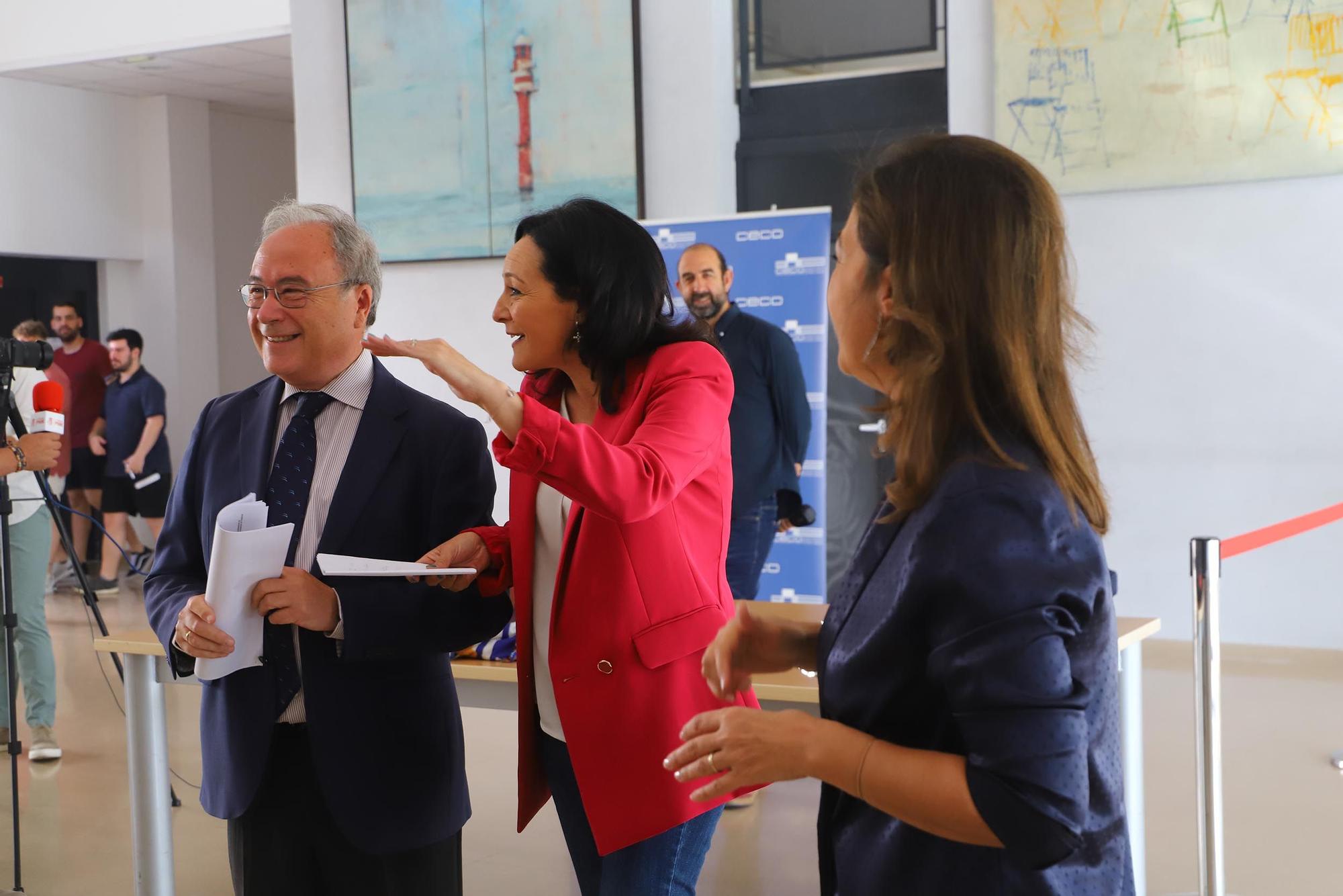 Isabel Ambrosio y Rafi Crespín en la jornada electoral del PSOE