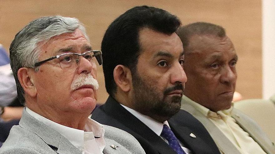 Abdullah bin Nasser Al Thani en la sala de prensa de La Rosaleda junto a los consejeros consultivos del club, Martín Aguilar y Ben Barek.