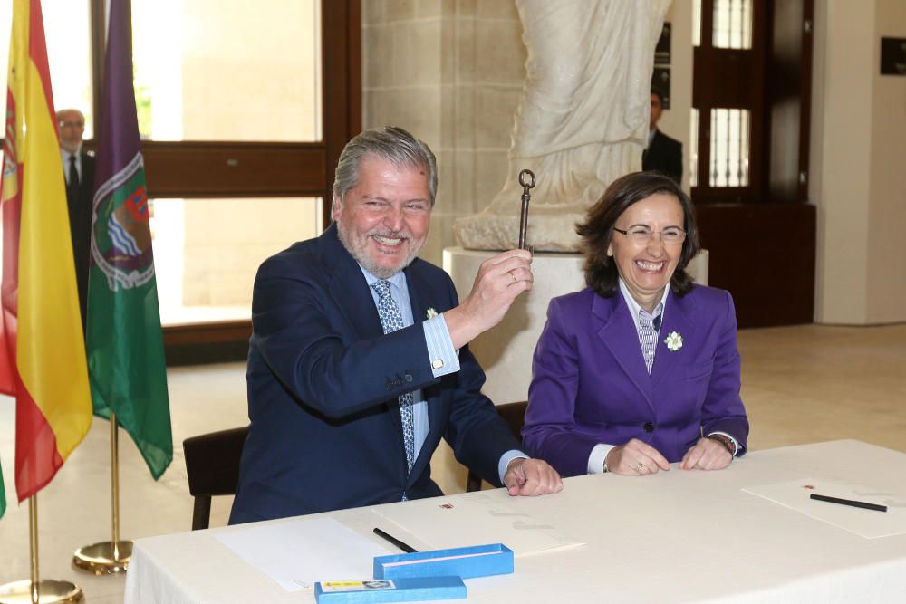 Íñigo Méndez de Vigo y Rosa Aguilar firman el acuerdo de cesión del Museo de Bellas Artes y Arqueológico de Málaga, que abrirá durante este 2016