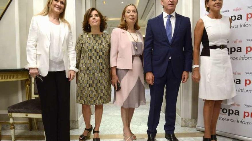 Cristina Cifuentes, Sáenz de Santamaría, Ana Pastor, Feijóo y Cospedal, ayer, en Madrid. // Efe