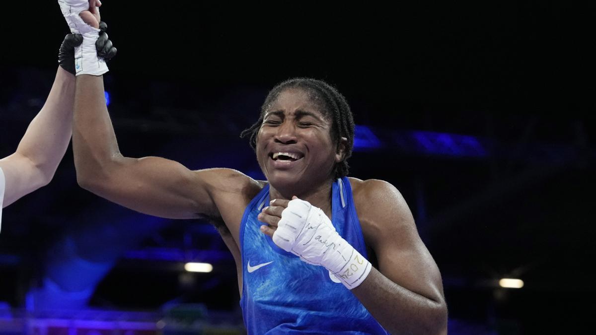 La boxeadora española Cindy Ngamba celebra su triunfo contra la canadiense Tammara Thibeault para hacerse, como mínimo, con el bronce olímpico en la categoría -75 kilos.