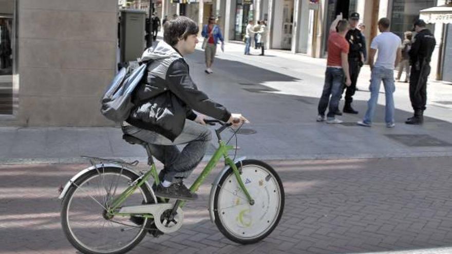 Un usuario del Bicicas circulando por el centro de la ciudad.