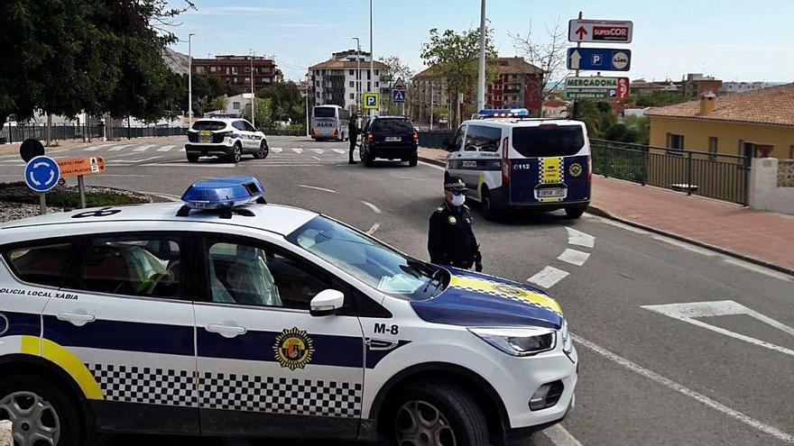 Control de la Policía Local a la entrada del municipio de Xàbia.