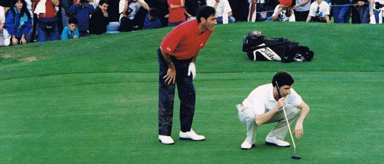 Ballesteros y Olazábal estudiando un putt en el campo de Bandama.