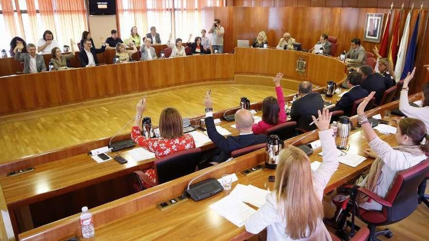 Los concejales del PSOE votan a favor en uno de los puntos del día del pleno celebrado ayer. // Alba Villar